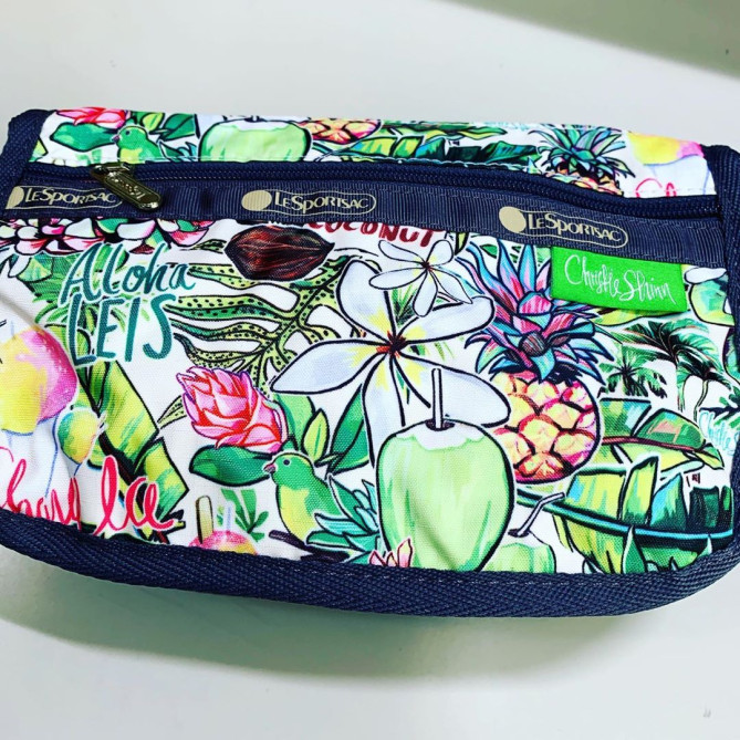 アロハ柄のポーチ