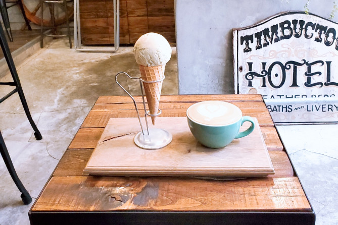 筆者おすすめのピスタチオのアイスクリームとカフェラテ