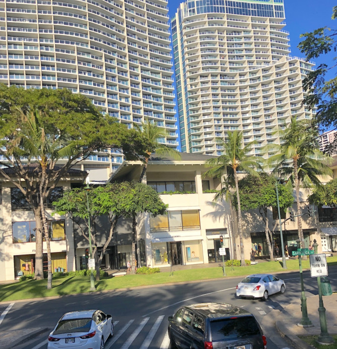 ラグジュアリーロウ