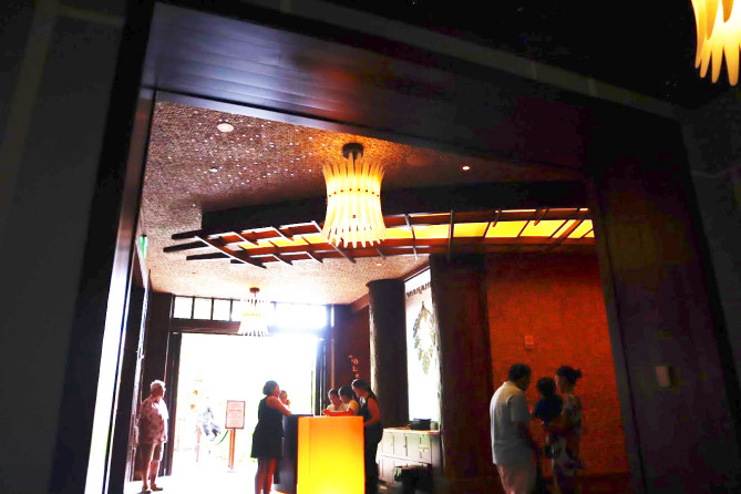 アウラニ・ディズニー・リゾート「マカヒキ」の受付カウンター