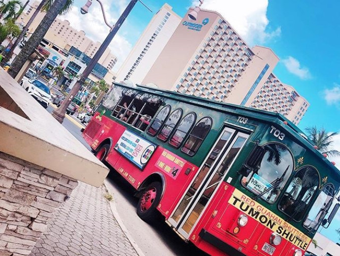 グアム「赤いシャトルバス」