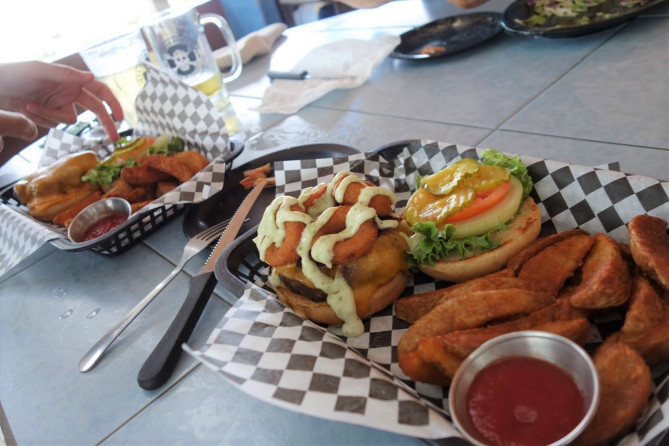 ジェフズパイレーツコーブ:ハンバーガーセット15ドル