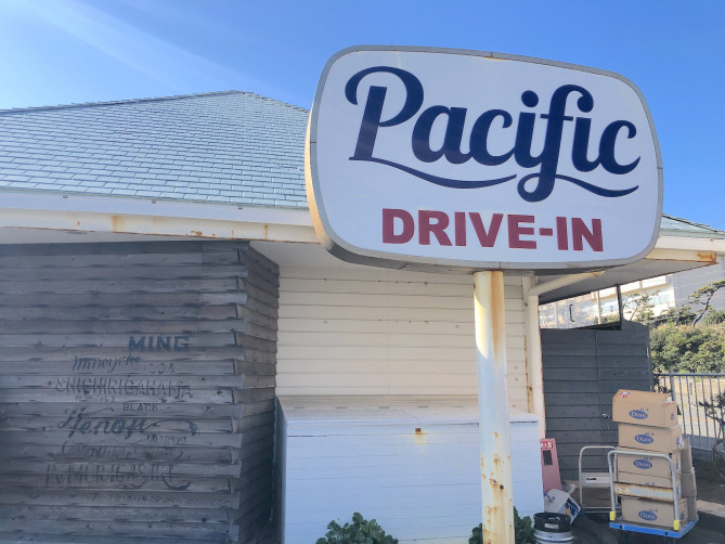 パシフィックドライブインの看板