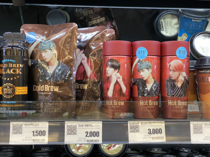 BTSのイラストが描かれたコーヒーボトル