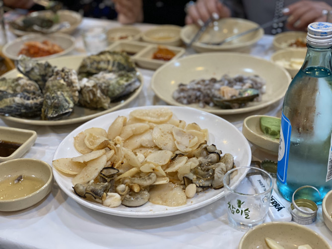 2階の専門食堂で調理された海鮮