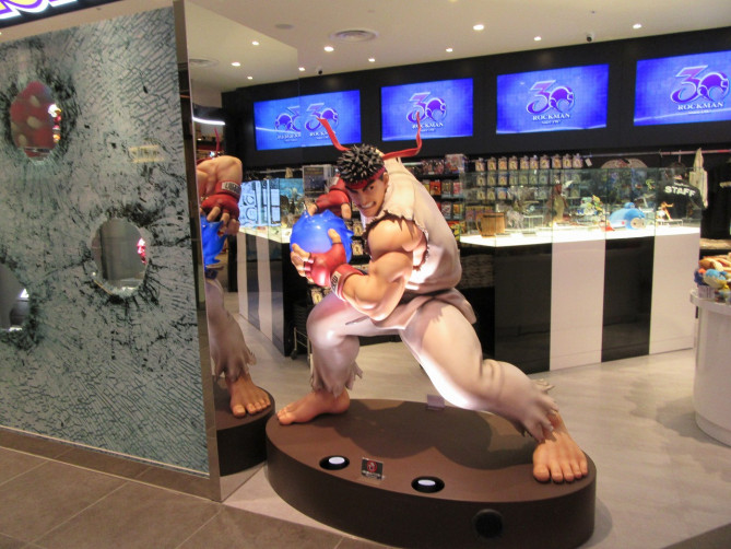 CAPCOM STORE TOKYOの前に置かれた人形