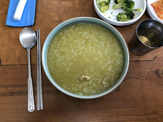 チェジュ島名物の「アワビ粥」