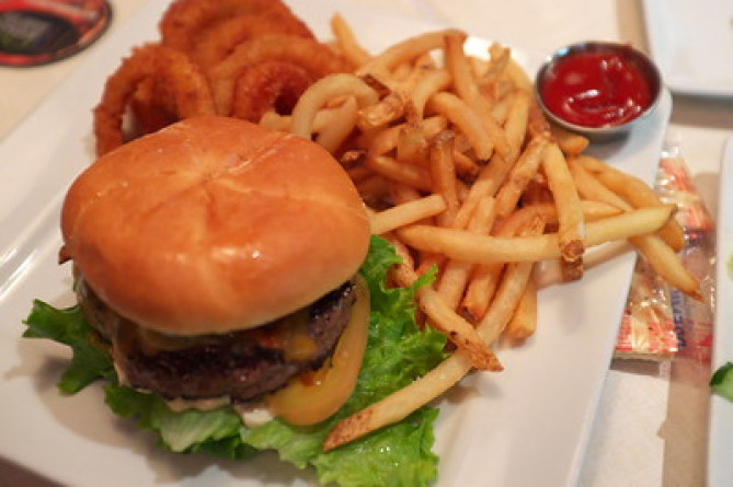 ハンバーガーとポテト