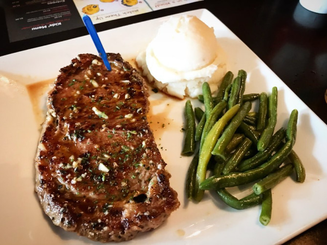 ステーキと付け合わせ