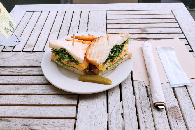 アボカドエッグサンドイッチ