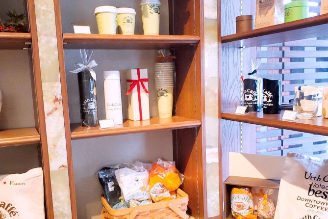 代官山店で販売されているグッズの数々