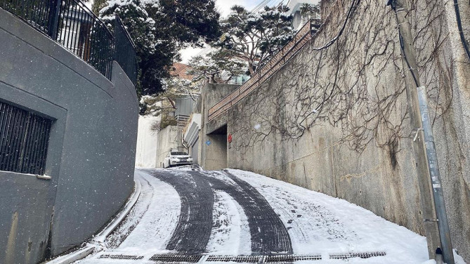 映画に登場した豪邸の前の坂道