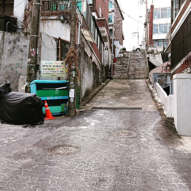 スーパーの奥にある階段