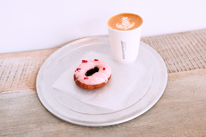 フラットホワイトと大人気のドーナツ
