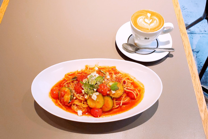 ベジタブルパスタとフラットホワイト