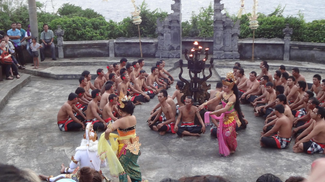 ケチャックダンス　民族衣装