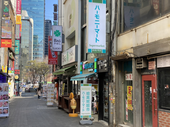 人気の韓国食品がそろうハーモニーマート