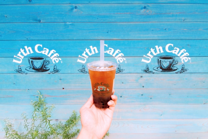 フォトスポットを背景にタピオカドリンクを撮影