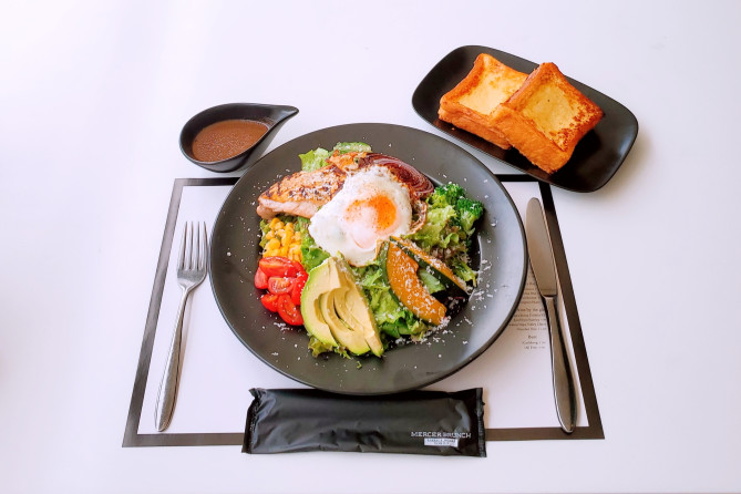 フレンチトーストとニューヨークスタイルのブランチメニュー