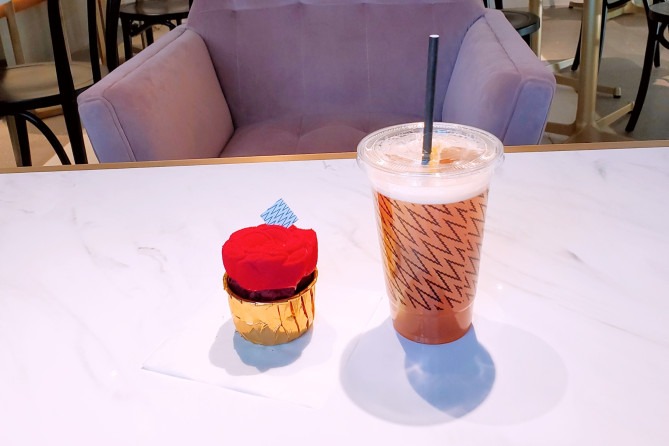 バラの形をしたカップケーキとピーチレモネード