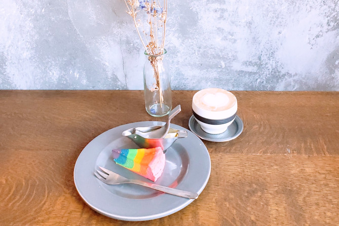 レインボーチーズケーキとアーモンドミルクラテ