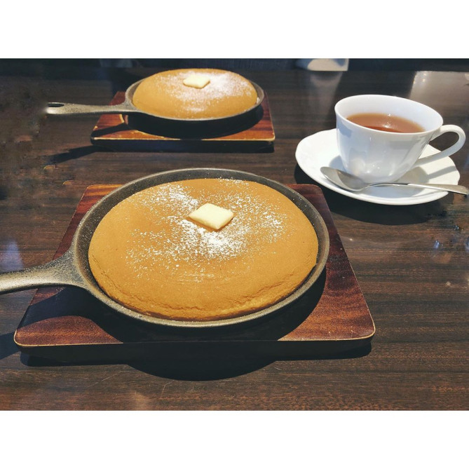 ブックカフェでいただくパンケーキ