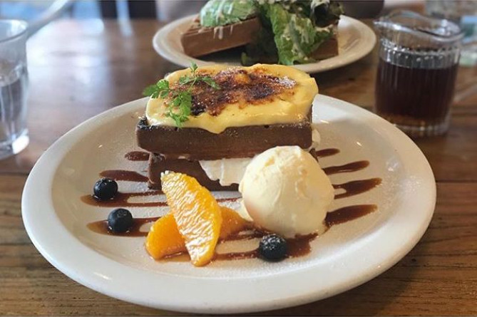 こだわりのワッフルを使用したメニューも豊富