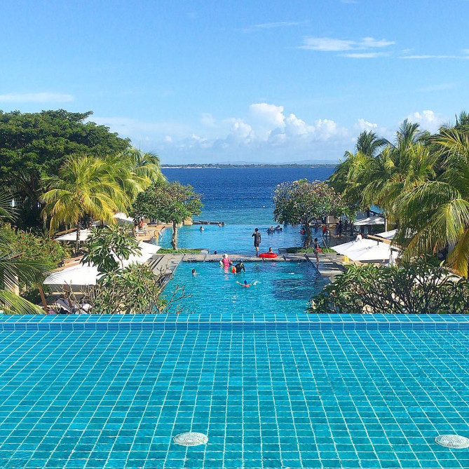 クリムゾン・リゾート・アンド・スパ・マクタン：インフィニティプール