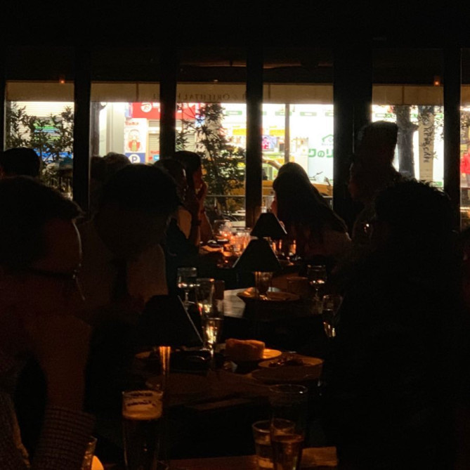 異国情緒あふれる雰囲気が堪能できる店内