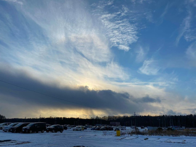 降雪混じりの駐車場