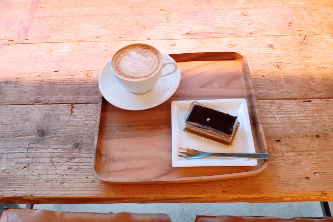 店内で焙煎されたスペシャルコーヒーとオペラ