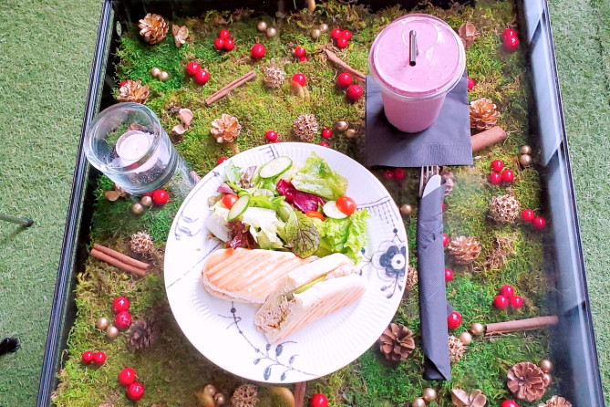 季節によって異なるフラワーテーブル。写真はクリスマス限定のフラワーテーブル