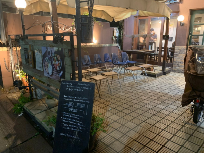 路地裏カレーサムライ吉祥寺店のテラス席