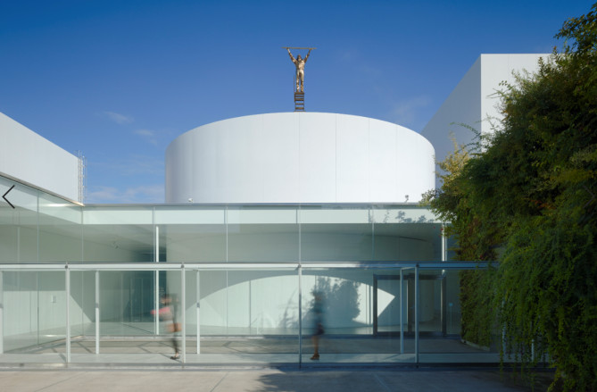 ヤン・ファーブル《雲を測る男》1998 © Angelos bvba 金沢21世紀美術館蔵(撮影:中道淳/ナカサアンドパートナーズ 提供:金沢21世紀美術館)