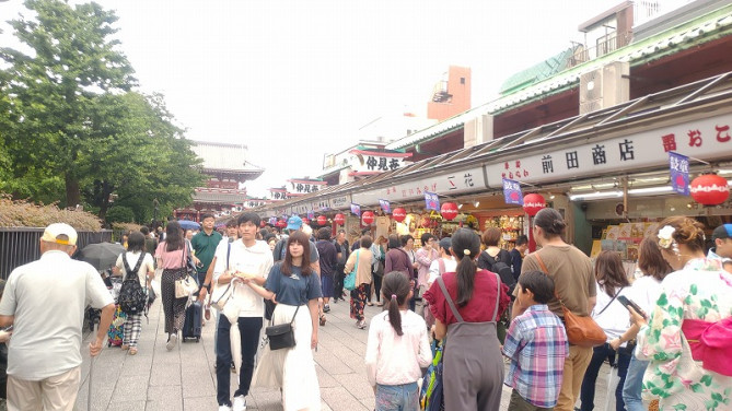 多くの人で賑わう仲見世通り