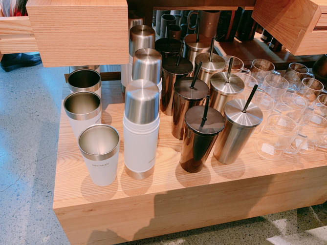 ストロー付きタンブラー