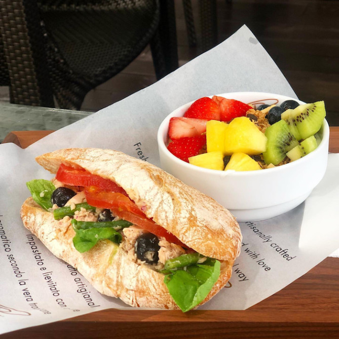 朝はフルーツがたっぷりのグラノーラとサンドィッチ