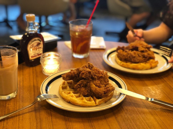 ワッフルチキンが人気のMOJA in the HOUSE