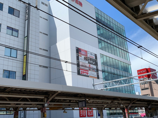 ホームから見えた吉池ビル(シュッシュポポン御徒町店)