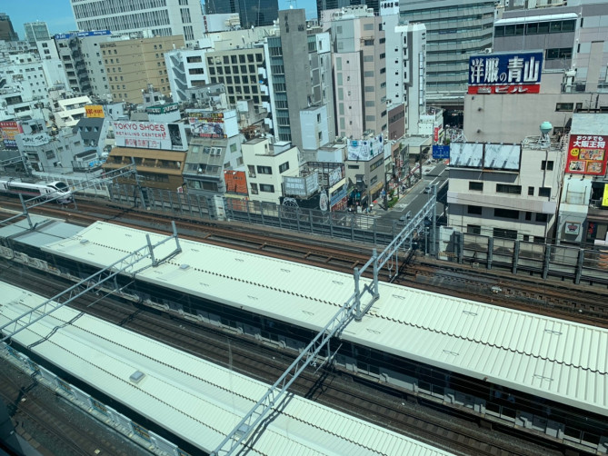 シュッシュポポン御徒町店から見える本物の電車
