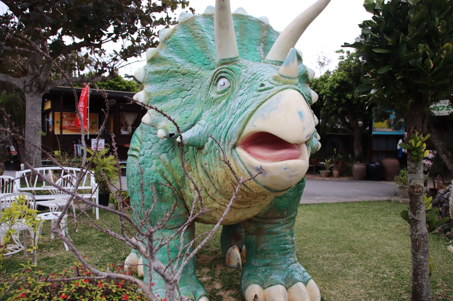 沖縄で見つけた恐竜のオブジェ ミルミ Mirumi お出かけ 旅行メディア