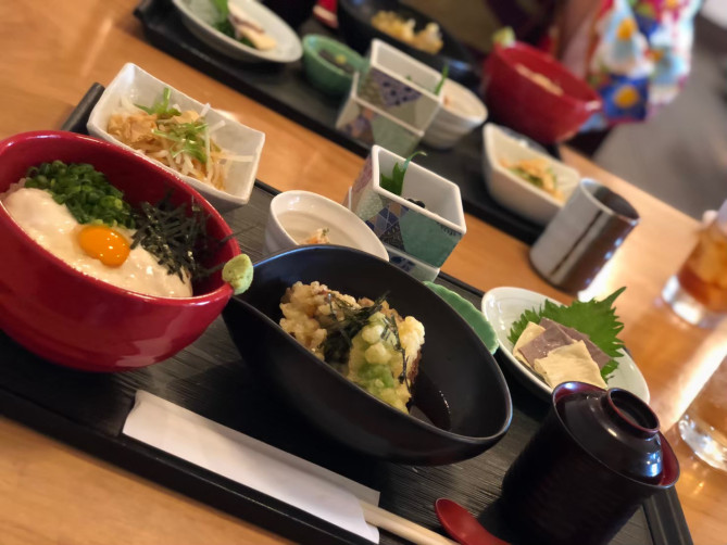 「ゆばんざい　こ豆や」の湯葉丼