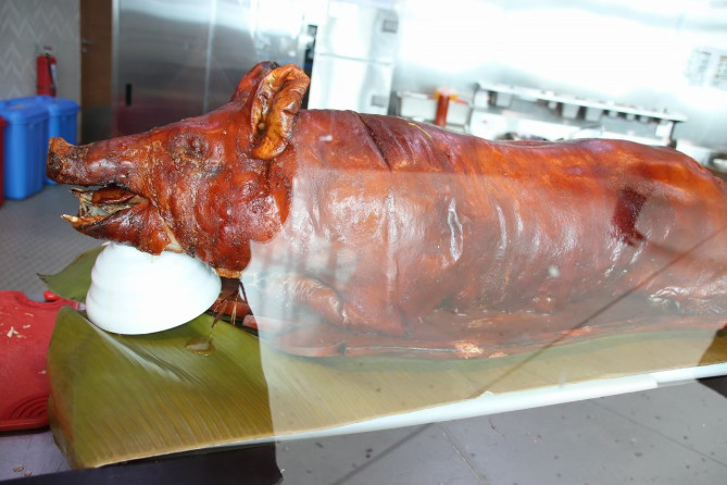 レチョン（豚の丸焼き）