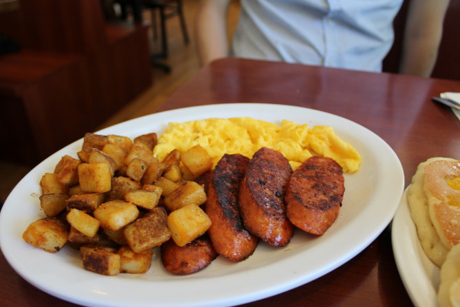 セットのポテト、ソーセージ、スクランブルエッグ（2人前）