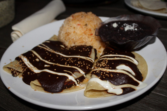 モレ・エンチラーダ／ブホ・コシーナ・イ・カンティーナ