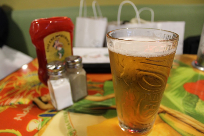 チーズバーガーインパラダイスではグラスビールやワインも楽しめる