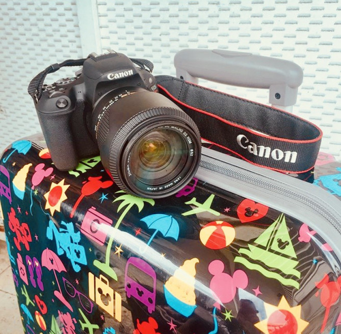 旅行持ち物女子