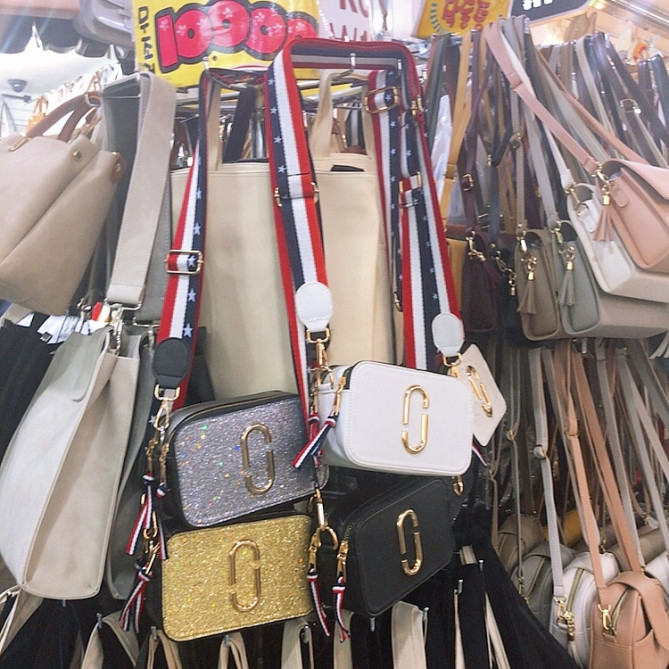 バッグも所狭しと並んでいます