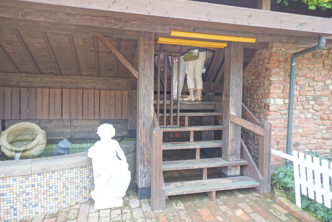 花壇の裏側に設置された階段