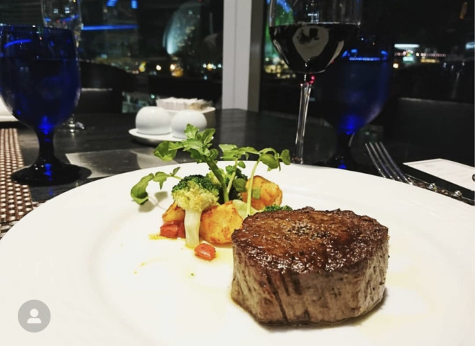 下町DINING&CAFÉ THE seaのディナー一部と店内から見える夜景